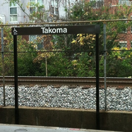 Foto tirada no(a) Takoma Metro Station por Spence T. em 10/25/2012