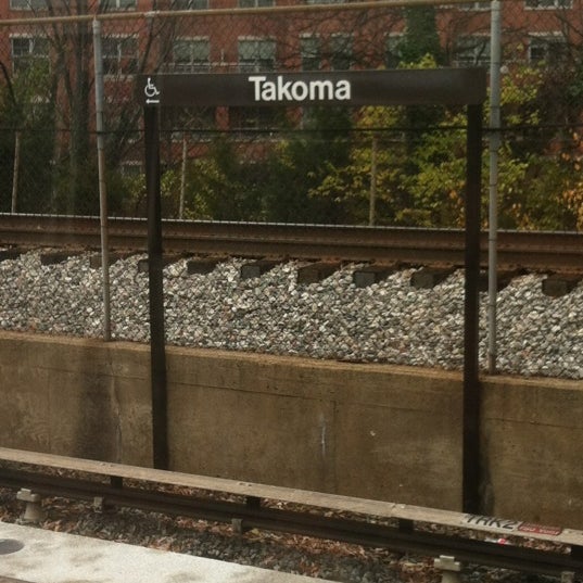 Das Foto wurde bei Takoma Metro Station von Spence T. am 11/24/2012 aufgenommen