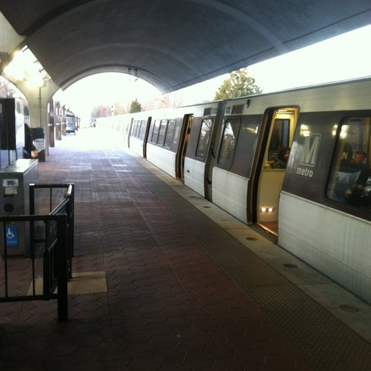 Das Foto wurde bei Takoma Metro Station von Spence T. am 12/6/2012 aufgenommen