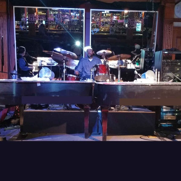 11/30/2016 tarihinde 88 Keys Sports Bar with Dueling Pianosziyaretçi tarafından 88 Keys Sports Bar with Dueling Pianos'de çekilen fotoğraf