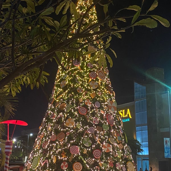 Foto diambil di La Isla Acapulco Shopping Village oleh Adrita pada 12/30/2019