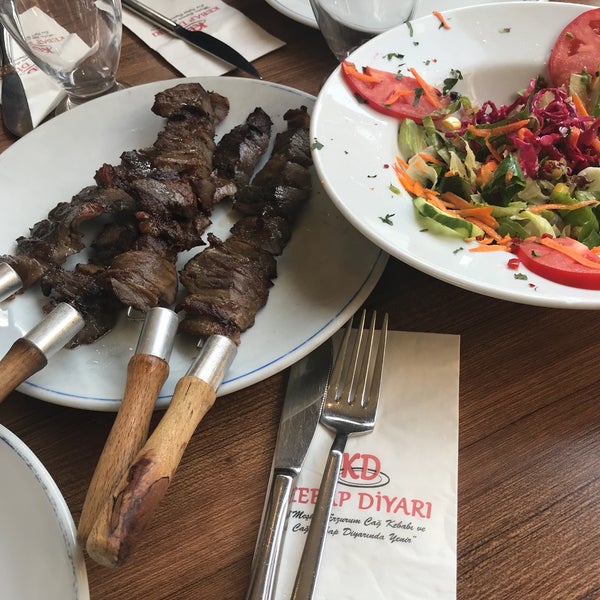 Das Foto wurde bei Kebap Diyarı Restaurant von Slçuk Srg am 10/15/2017 aufgenommen