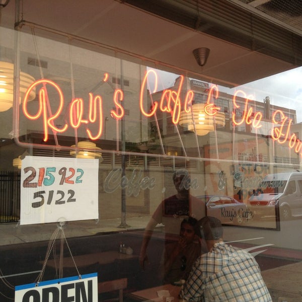รูปภาพถ่ายที่ Ray&#39;s Cafe โดย Austin J. เมื่อ 6/11/2013
