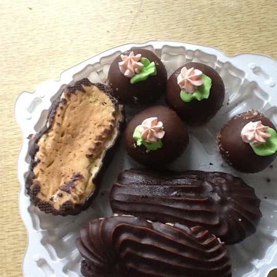 украшение кексов. кекс и крендель ассортимент. кекс и крендель планета красноярск. кафе кекс и крендель красноярск. кексы красноярск.