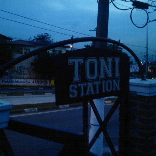 Photo taken at Toni Station Gastronomia e Bar by Gustavo L. on 10/30/2012