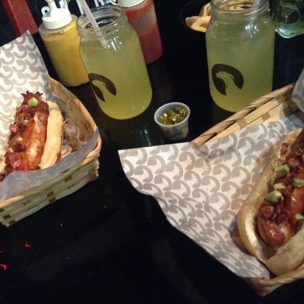 Das Foto wurde bei Galgo Hot Dogs y Hamburguesas Gourmet von Angy White R. am 3/18/2014 aufgenommen