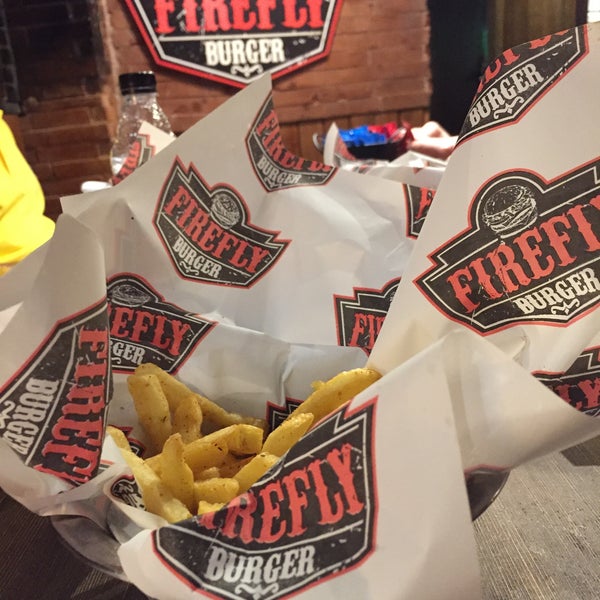 Foto tirada no(a) Firefly Burger por ❌ em 8/12/2018