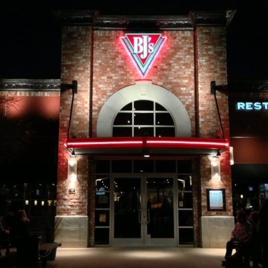 Photo taken at BJ&#39;s Restaurant &amp; Brewhouse by Jeff K. on 11/18/2012