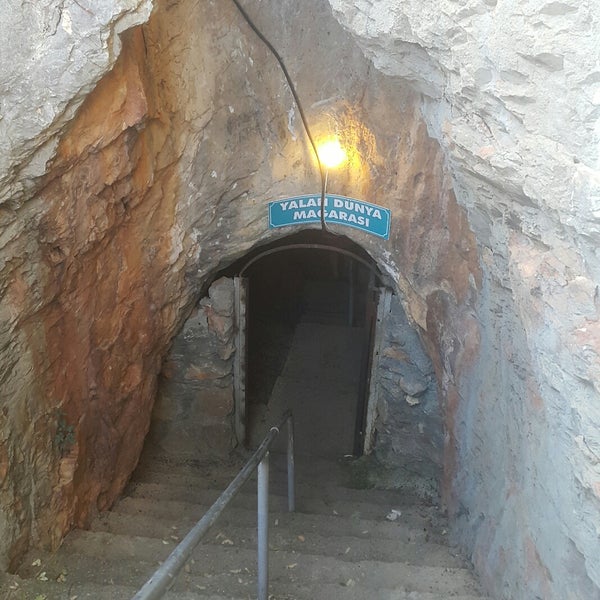 Das Foto wurde bei Yalan Dünya Mağarası von Gökçe Ç. am 7/30/2017 aufgenommen