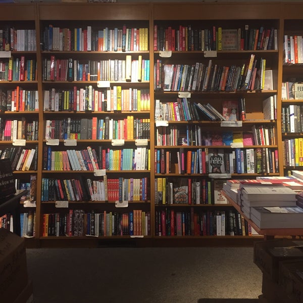 4/15/2018에 Charlee H.님이 The Astoria Bookshop에서 찍은 사진