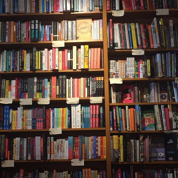 รูปภาพถ่ายที่ The Astoria Bookshop โดย Charlee H. เมื่อ 2/9/2018