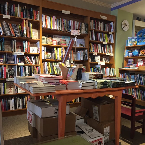 รูปภาพถ่ายที่ The Astoria Bookshop โดย Charlee H. เมื่อ 3/23/2018