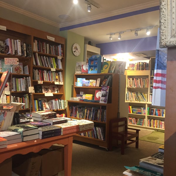 Foto diambil di The Astoria Bookshop oleh Charlee H. pada 3/9/2018