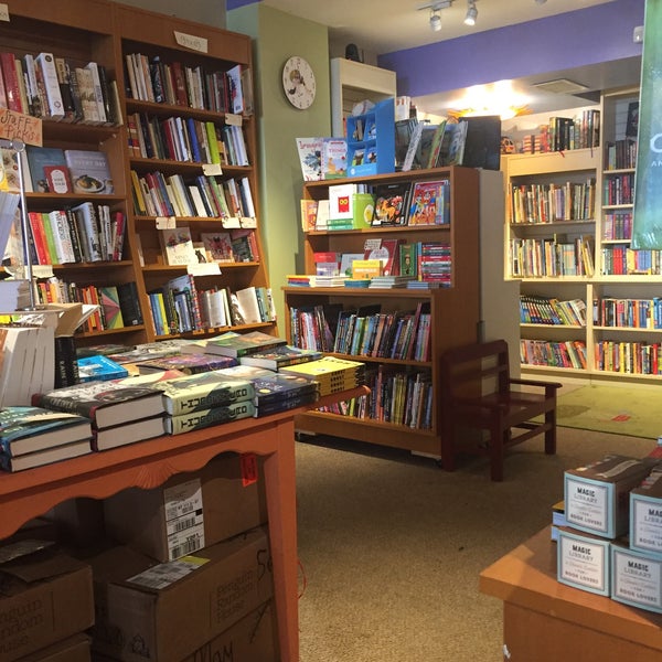 รูปภาพถ่ายที่ The Astoria Bookshop โดย Charlee H. เมื่อ 4/20/2018