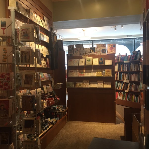 รูปภาพถ่ายที่ The Astoria Bookshop โดย Charlee H. เมื่อ 3/4/2018