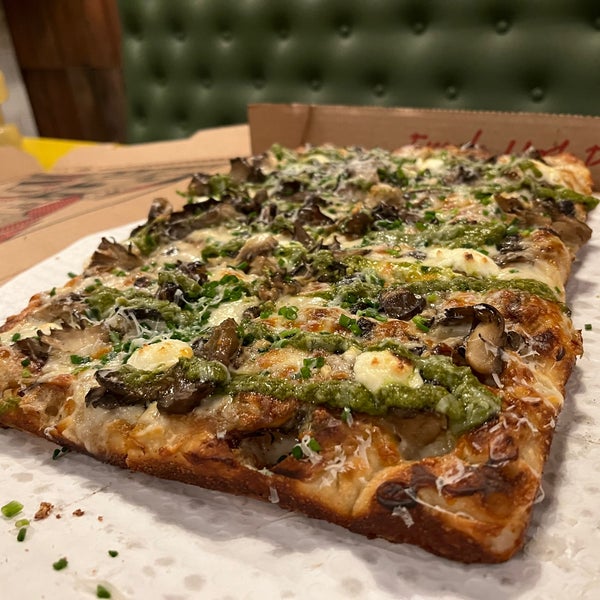Foto scattata a Old Greg’s Pizza da Cynthia D. il 4/4/2022