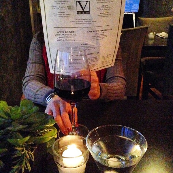 Снимок сделан в Vitello&#39;s Restaurant пользователем Nadim B. 12/20/2014