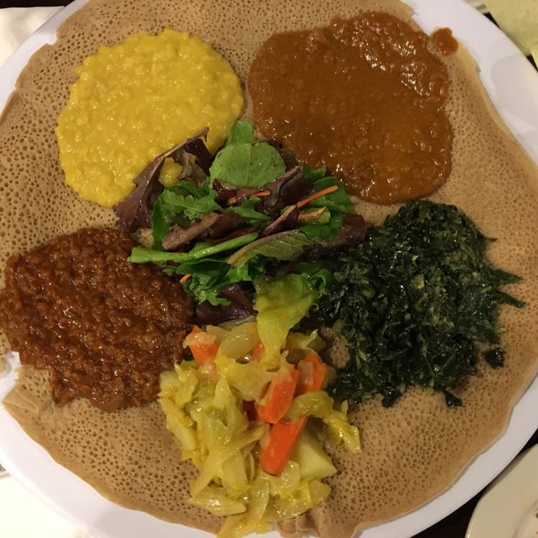 Foto diambil di Walia Ethiopian Cuisine oleh Swaroop M. pada 11/24/2015