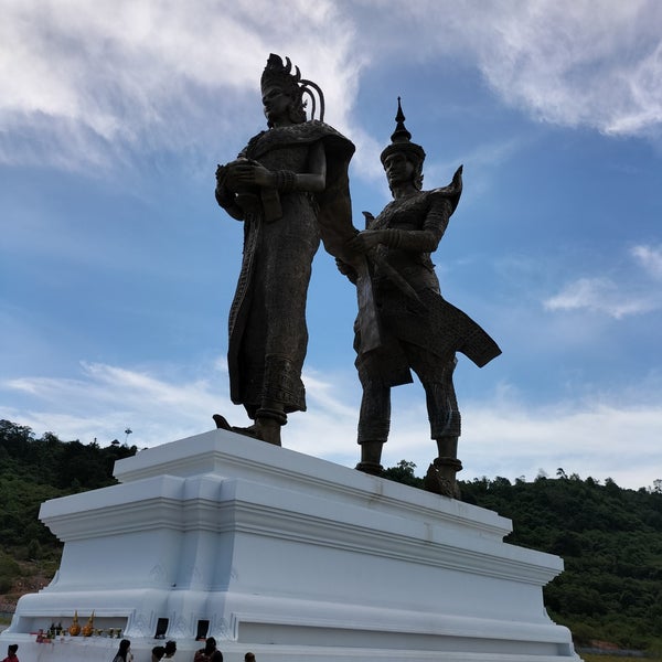 Preah Thong Neang Neak Statue