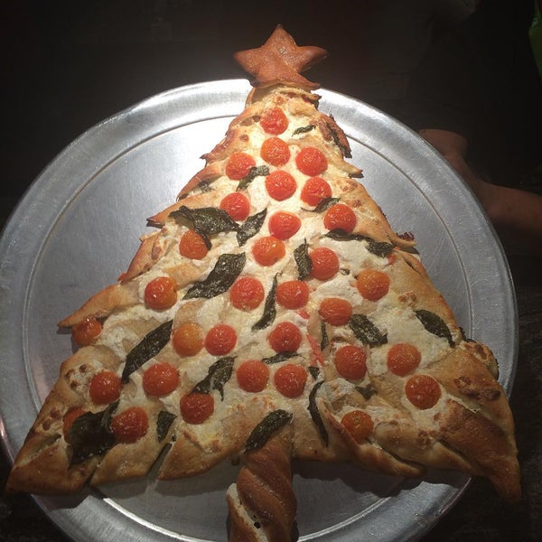 Снимок сделан в Nina&#39;s Pizzeria and Restaurant пользователем Nina&#39;s P. 12/13/2015