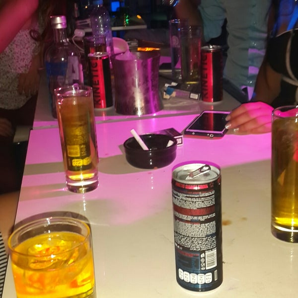 รูปภาพถ่ายที่ 4ever Karaoke Shot Bar โดย Tolga Ö. เมื่อ 8/29/2017