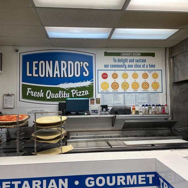 Photo taken at Leonardo&#39;s Pizza by Amaury J. on 3/20/2023