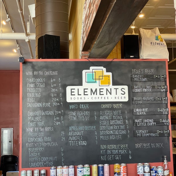 12/22/2023 tarihinde Amaury J.ziyaretçi tarafından Elements: Books Coffee Beer'de çekilen fotoğraf