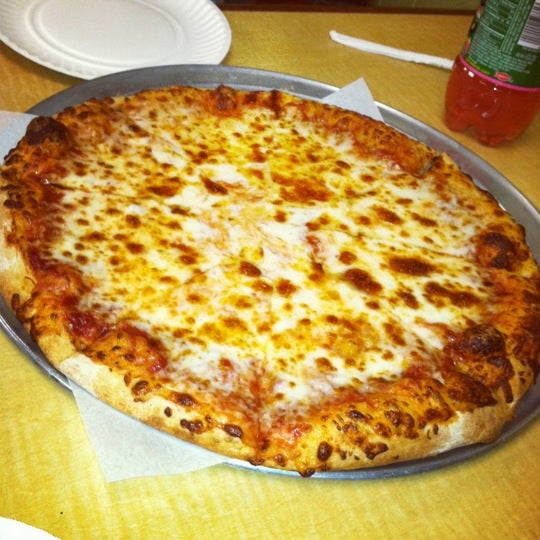 Photo taken at Giovanni&#39;s Pizza and Pasta by Laura H. on 9/17/2012