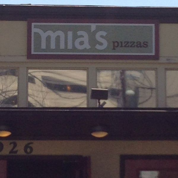 รูปภาพถ่ายที่ Mia&#39;s Pizzas โดย George A. เมื่อ 4/10/2013