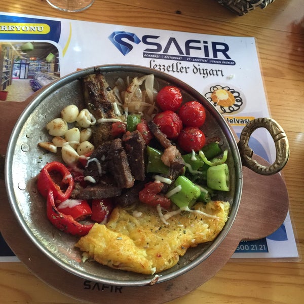 Снимок сделан в Safir Ocakbaşı ve Restaurant пользователем S. Sami Ö. 7/12/2015