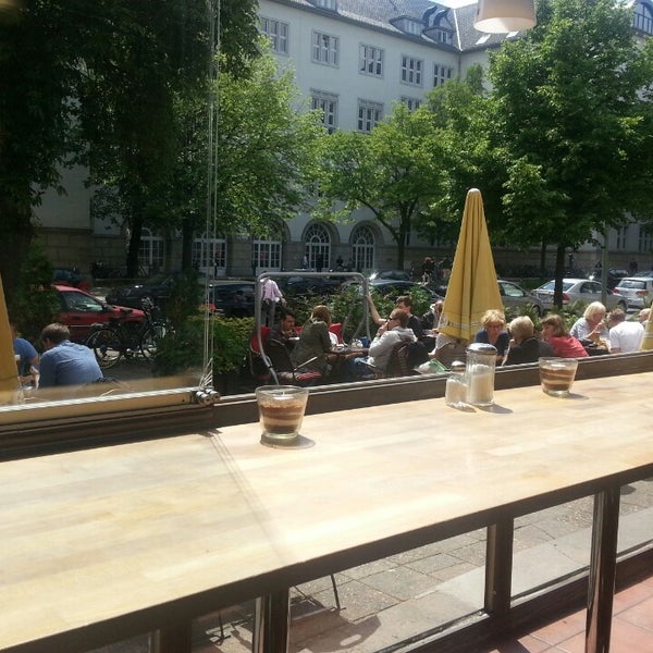 รูปภาพถ่ายที่ &quot;Vis à Vis&quot; Cafè Bar Lounge โดย Bartek D. เมื่อ 6/4/2013