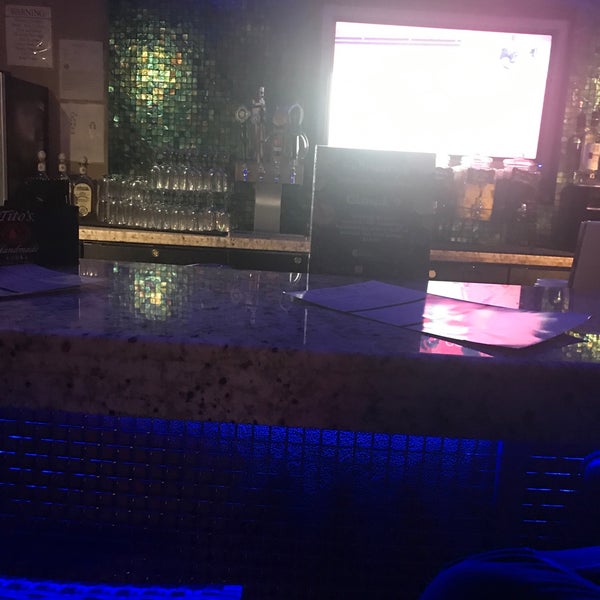 Foto diambil di Level 9 Rooftop Bar &amp; Lounge oleh Bradley M. pada 2/24/2018