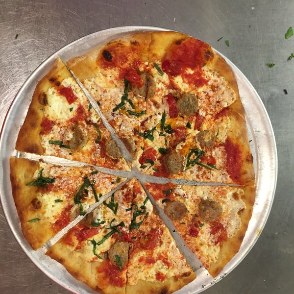 10/5/2017 tarihinde Viola G.ziyaretçi tarafından Pizza School NYC'de çekilen fotoğraf
