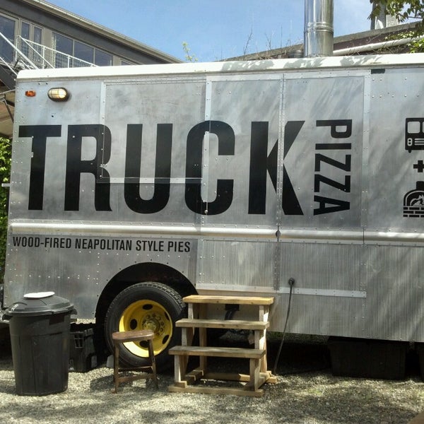 5/17/2013에 Rebekkah A.님이 Truck Pizza에서 찍은 사진
