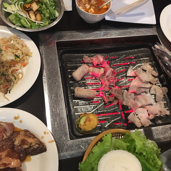 Снимок сделан в Sura Korean BBQ Buffet пользователем Cwogiij 6/15/2017
