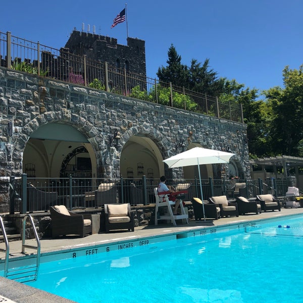 Foto diambil di Castle Hotel &amp; Spa oleh Tanya B. pada 7/19/2018