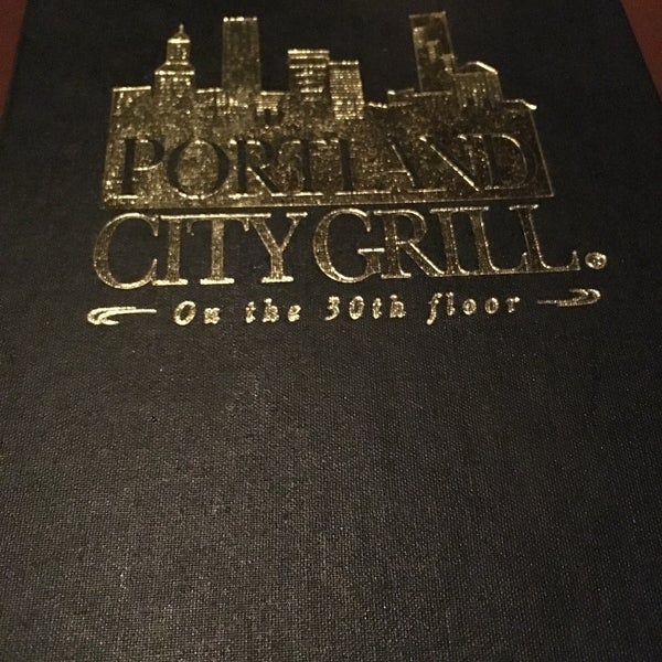 Foto scattata a Portland City Grill da MG a. il 11/19/2019