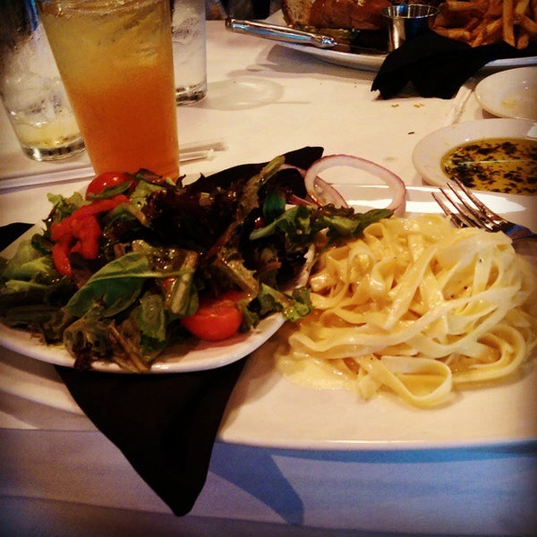 รูปภาพถ่ายที่ Amerigo Restaurant โดย Marsalis W. เมื่อ 9/8/2014
