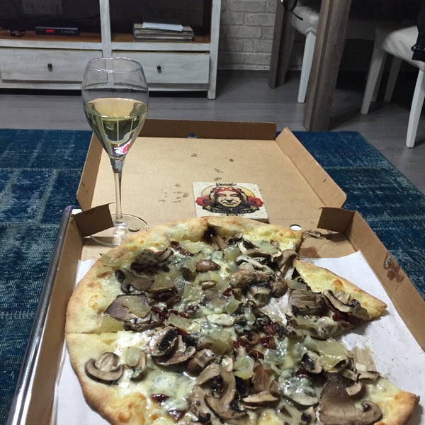 Foto tirada no(a) Pizza Moda por Rabia U. em 10/1/2015