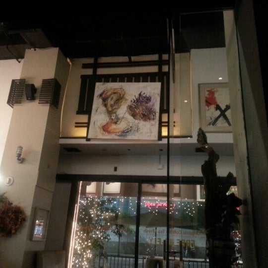 12/4/2012 tarihinde Photo L.ziyaretçi tarafından Novel Cafe'de çekilen fotoğraf