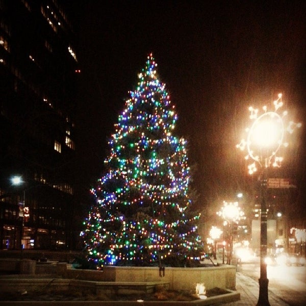 12/31/2013 tarihinde Photo L.ziyaretçi tarafından Downtown Evanston'de çekilen fotoğraf