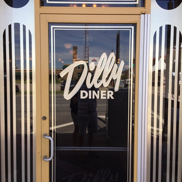 รูปภาพถ่ายที่ Dilly Diner โดย Russell D. เมื่อ 9/21/2015