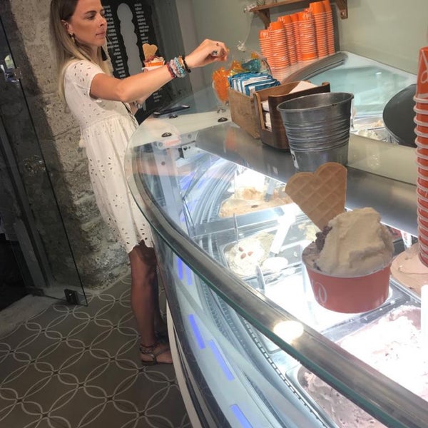 Mükemmel bir dondurmacı,yer fıstıklı dondurması 💙 biz😊,Franco kendi elleriyle yapıyor dondurmaları  İtalya hikayelerini dinlerken çok eğlendik. Magnum Store hikaye Franco mutlu denenmeli