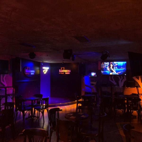 10/20/2019에 Erkan D.님이 Kahverengi Cafe &amp; Karaoke Bar에서 찍은 사진