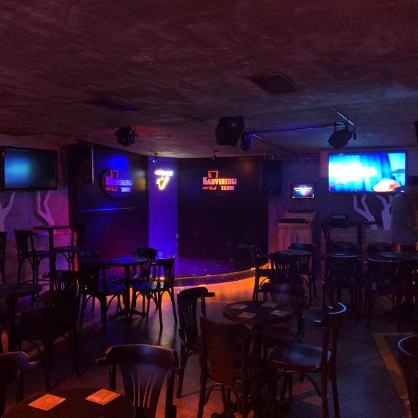 รูปภาพถ่ายที่ Kahverengi Cafe &amp; Karaoke Bar โดย Erkan D. เมื่อ 10/20/2019