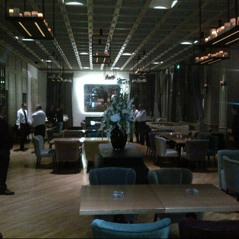 Foto tirada no(a) Diplomat Restaurant por Crina V. em 10/22/2012