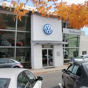 รูปภาพถ่ายที่ McDonald Volkswagen โดย Business o. เมื่อ 10/11/2019
