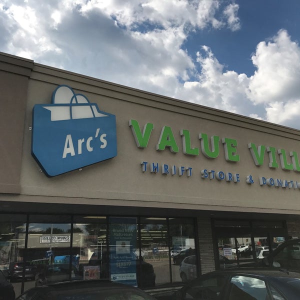 Foto scattata a Arc&#39;s Value Village da Business o. il 9/19/2019