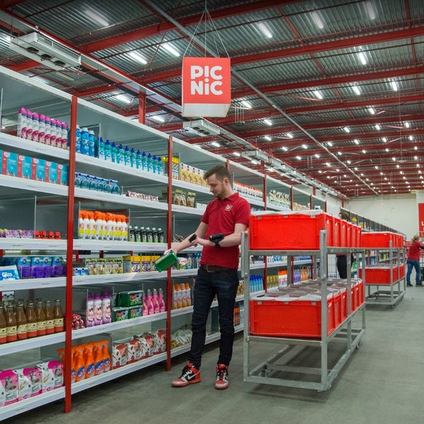 Picnic Fulfillmentcentrum Grocery Store in RotterdamAlbrandswaard