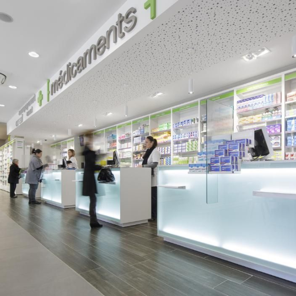 Освещение в аптеке должно быть. Помещение для презентации. Витрины в торговом зале аптеки. Освещение в аптеке должно быть. Гондолы в аптеке.